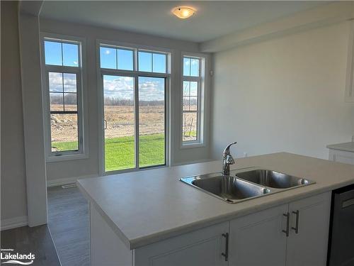 194 Union Boulevard, Wasaga Beach, ON - Indoor Photo Showing Kitchen With Double Sink