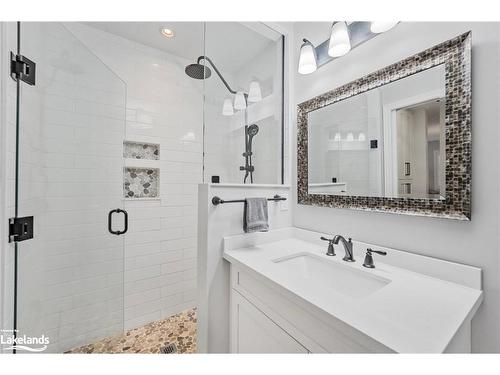 814 Jane Boulevard, Midland, ON - Indoor Photo Showing Bathroom