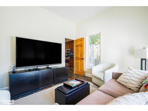 2 Evergreen Road, Collingwood, ON - Indoor Photo Showing Living Room