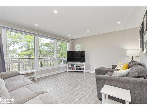 1628 River Road W, Wasaga Beach, ON - Indoor Photo Showing Living Room