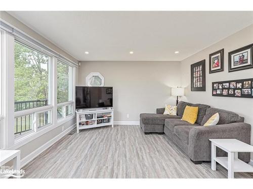 1628 River Road W, Wasaga Beach, ON - Indoor Photo Showing Living Room