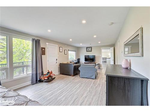 1628 River Road W, Wasaga Beach, ON - Indoor Photo Showing Living Room