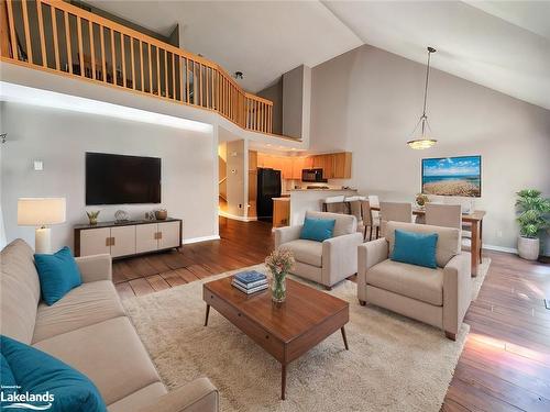 44 Fairways Court, Bracebridge, ON - Indoor Photo Showing Living Room