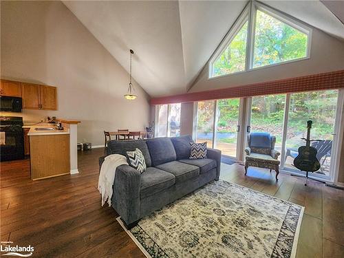 44 Fairways Court, Bracebridge, ON - Indoor Photo Showing Living Room