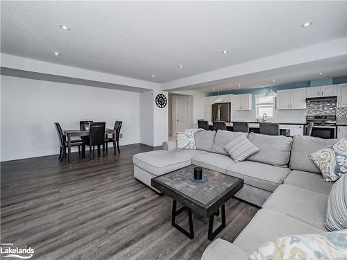 22 Quinn Forest Drive, Bracebridge, ON - Indoor Photo Showing Living Room