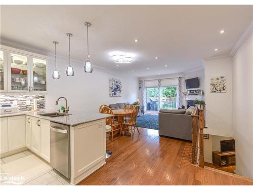 3305 Summerhill Way, Severn, ON - Indoor Photo Showing Kitchen With Upgraded Kitchen