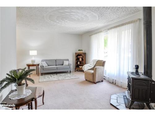 80 Hubbel Crescent, Huntsville, ON - Indoor Photo Showing Living Room