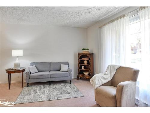 80 Hubbel Crescent, Huntsville, ON - Indoor Photo Showing Living Room