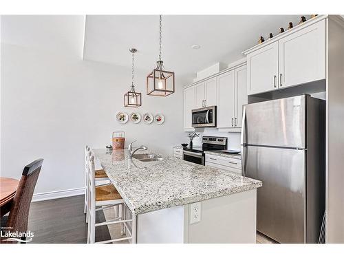 84 Kari Crescent, Collingwood, ON - Indoor Photo Showing Kitchen With Double Sink With Upgraded Kitchen