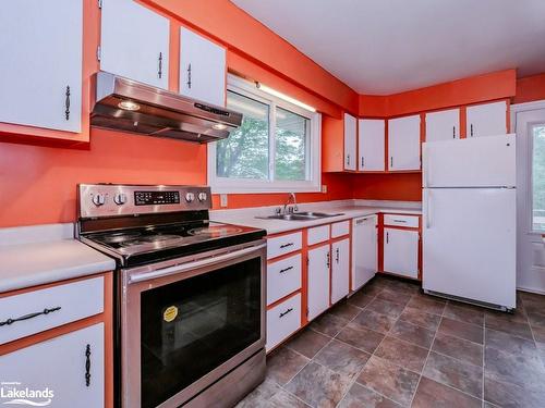 600 David Street, Gravenhurst, ON - Indoor Photo Showing Kitchen With Double Sink