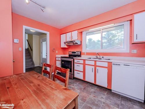 600 David Street, Gravenhurst, ON - Indoor Photo Showing Kitchen With Double Sink