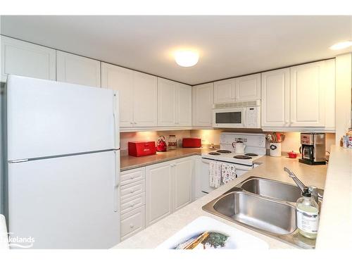 938 Cedar Pointe Court, Collingwood, ON - Indoor Photo Showing Kitchen With Double Sink