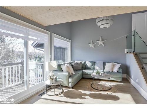 4 Turner Drive, Huntsville, ON - Indoor Photo Showing Living Room