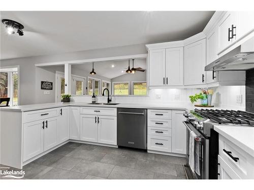 1105 Rosseau Lake Road No. 1, Bent River, ON - Indoor Photo Showing Kitchen With Upgraded Kitchen