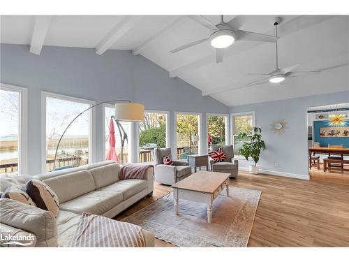 3772 Harry'S Lane, Ramara, ON - Indoor Photo Showing Living Room