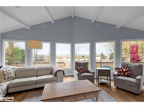 3772 Harry'S Lane, Ramara, ON - Indoor Photo Showing Living Room