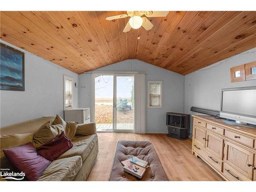 3772 Harry'S Lane, Ramara, ON - Indoor Photo Showing Living Room