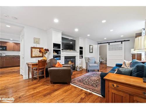 476 2Nd Avenue W, Owen Sound, ON - Indoor Photo Showing Living Room With Fireplace