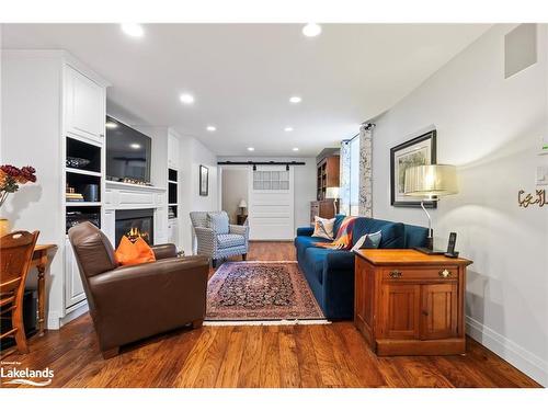 476 2Nd Avenue W, Owen Sound, ON - Indoor Photo Showing Living Room With Fireplace