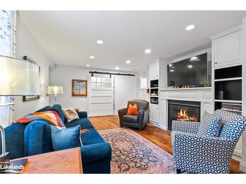 476 2Nd Avenue W, Owen Sound, ON - Indoor Photo Showing Living Room With Fireplace