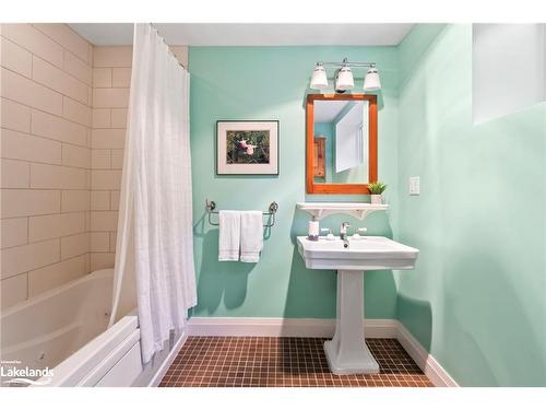 476 2Nd Avenue W, Owen Sound, ON - Indoor Photo Showing Bathroom