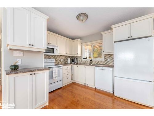 9 Crestview Drive, Huntsville, ON - Indoor Photo Showing Kitchen