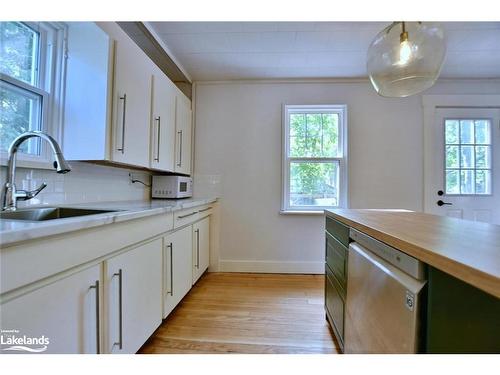 85 Glenwood Drive, Wasaga Beach, ON - Indoor Photo Showing Kitchen With Double Sink