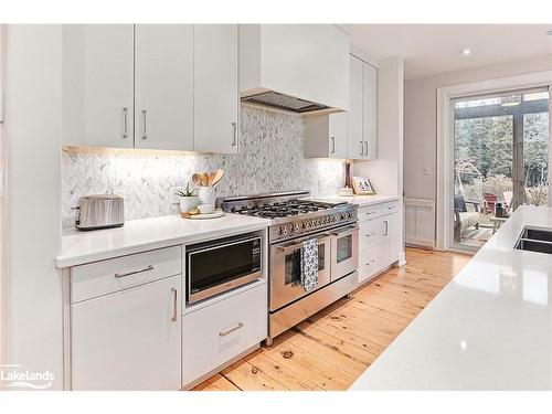 15 Northwood Drive, Clearview, ON - Indoor Photo Showing Kitchen With Double Sink With Upgraded Kitchen