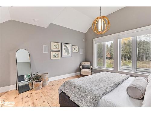 15 Northwood Drive, Clearview, ON - Indoor Photo Showing Bedroom