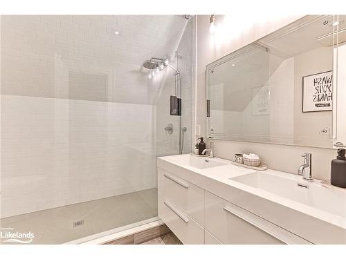 15 Northwood Drive, Clearview, ON - Indoor Photo Showing Bathroom