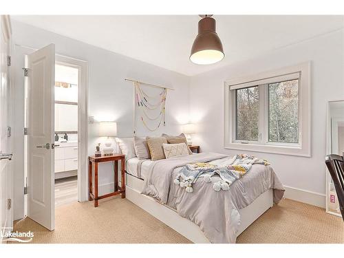 15 Northwood Drive, Clearview, ON - Indoor Photo Showing Bedroom