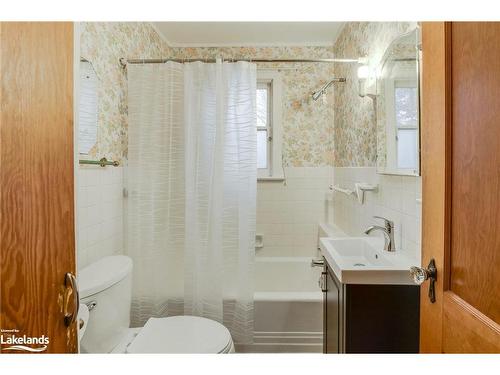 381 David Street E, Gravenhurst, ON - Indoor Photo Showing Bathroom