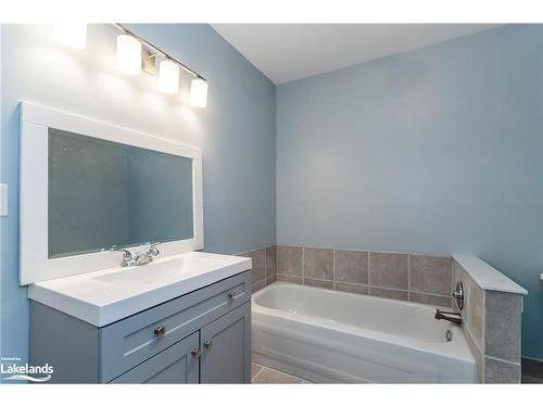 230 Elizabeth Street, Midland, ON - Indoor Photo Showing Bathroom