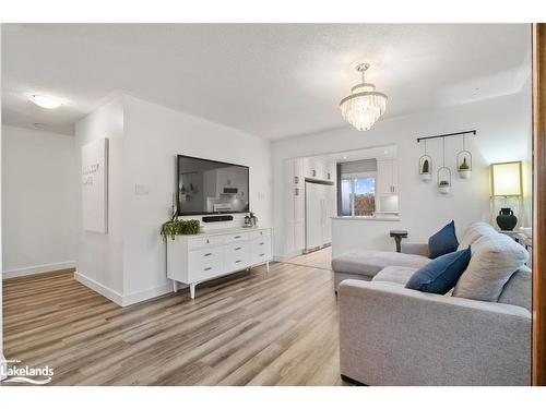 47 Butternut Drive, Barrie, ON - Indoor Photo Showing Living Room