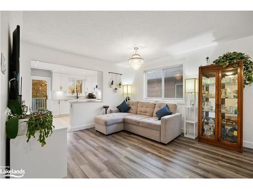 47 Butternut Drive, Barrie, ON - Indoor Photo Showing Living Room