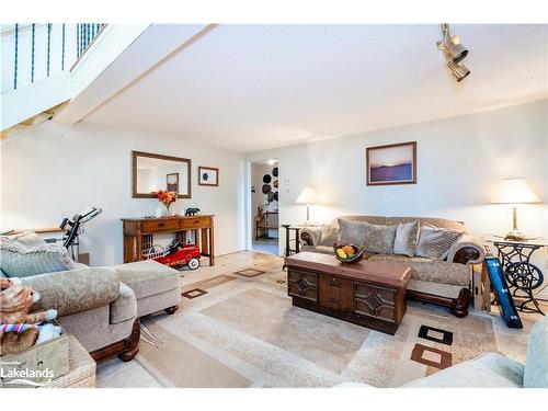 671 Algonquin Drive, Midland, ON - Indoor Photo Showing Living Room