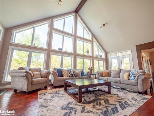 4330 Marr Lane, Coldwater, ON - Indoor Photo Showing Living Room