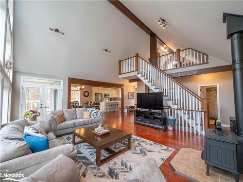 4330 Marr Lane, Coldwater, ON - Indoor Photo Showing Living Room