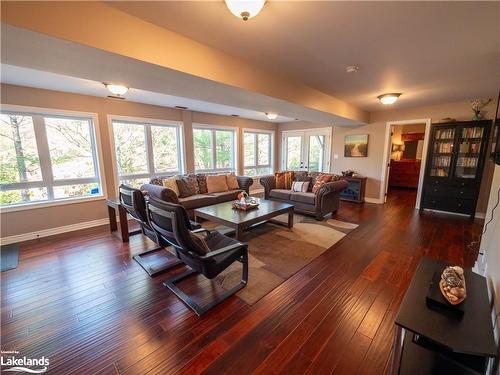 4330 Marr Lane, Coldwater, ON - Indoor Photo Showing Living Room