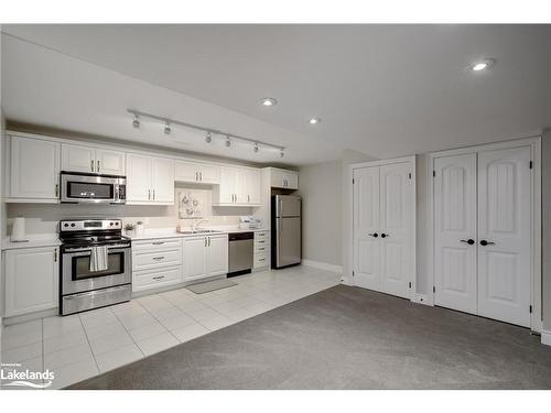 17 Gainsborough Road, Bracebridge, ON - Indoor Photo Showing Kitchen