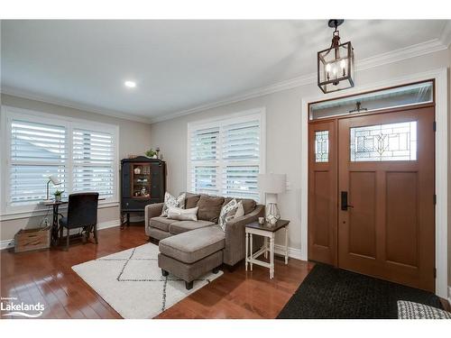 17 Gainsborough Road, Bracebridge, ON - Indoor Photo Showing Living Room