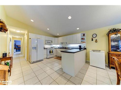 45 Pennsylvania Avenue, Wasaga Beach, ON - Indoor Photo Showing Kitchen