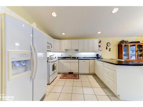 45 Pennsylvania Avenue, Wasaga Beach, ON - Indoor Photo Showing Kitchen