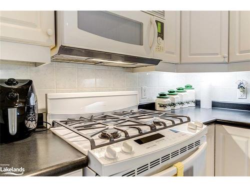 45 Pennsylvania Avenue, Wasaga Beach, ON - Indoor Photo Showing Kitchen