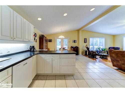 45 Pennsylvania Avenue, Wasaga Beach, ON - Indoor Photo Showing Kitchen