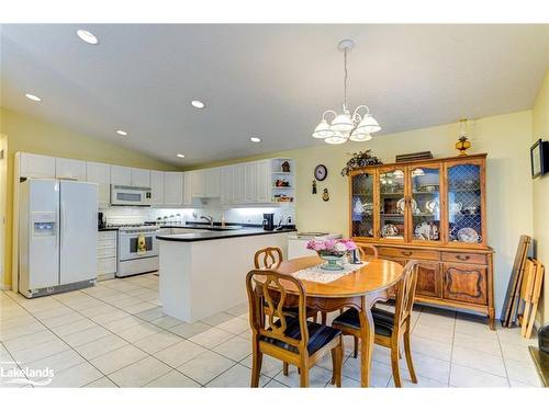 45 Pennsylvania Avenue, Wasaga Beach, ON - Indoor Photo Showing Dining Room