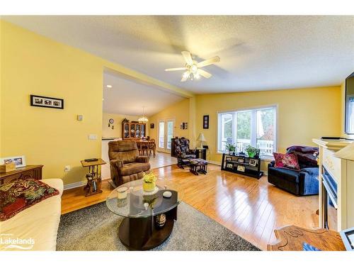 45 Pennsylvania Avenue, Wasaga Beach, ON - Indoor Photo Showing Living Room