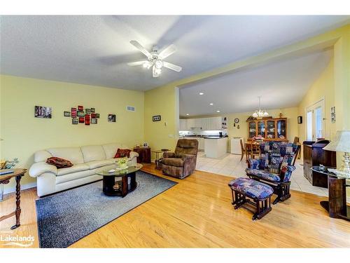 45 Pennsylvania Avenue, Wasaga Beach, ON - Indoor Photo Showing Living Room