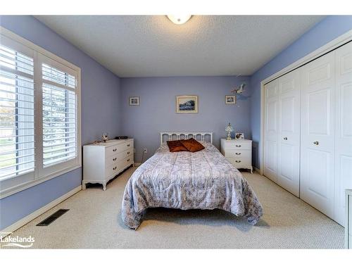 45 Pennsylvania Avenue, Wasaga Beach, ON - Indoor Photo Showing Bedroom