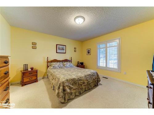 45 Pennsylvania Avenue, Wasaga Beach, ON - Indoor Photo Showing Bedroom